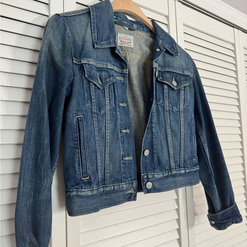 Levi's Denim Jacket Women's Slightly Cropped Blue Jean Jacket Sz S - Picture 3 of 4